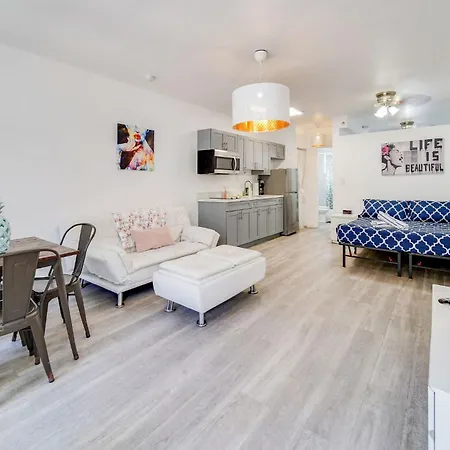 Beachside 1 B/R, W/2 Queen Beds, Ocean Drive Sobe